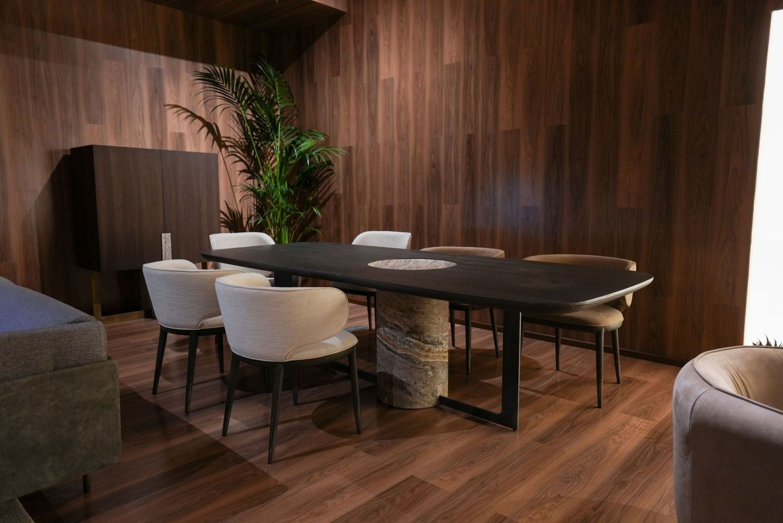 view of the Titano table which is placed in a ENNE's showroom